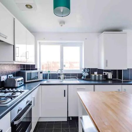 Spacious 5 Bedroom Home Hosted By Mcr Dens Манчестър Екстериор снимка